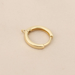 Macro de herrajes para pendientes de aro dorados con pequeños anillos de suspensión