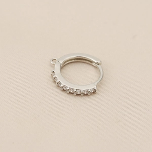 Detail van zilveren oorringsluiting met zirkonia en klein oogje voor DIY sieraden maken