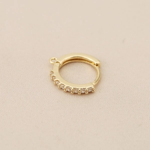 Detail van 18K vergulde huggie-oorring met micro-pave zirkoon en DIY-ophanglusje