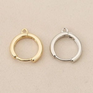 Detail von 18k vergoldeten und versilberten runden Ohrhaken mit offenen Ringösen