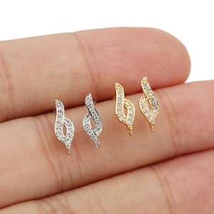Détails de clous d'oreilles vagues avec micro-pavage en or et argent pour création DIY