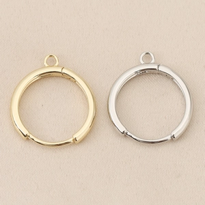 Detaillierte Makroansicht von 18k Gold und Silber DIY Französisch Creolen Zubehör
