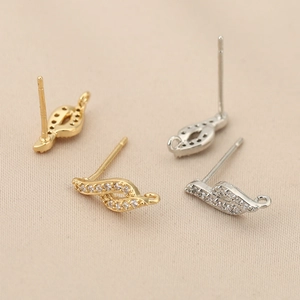 Vue détaillée de clous d'oreilles torsadés plaqués or 18 carats avec zircons et petits anneaux