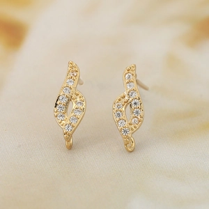 Détail de boucles d'oreilles en S plaquées or 18K avec zircons et boucles pour DIY