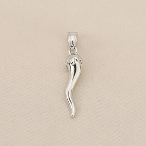Vue détaillée du pendentif piment en cuivre plaqué or 18 carats poli avec fermoir solide