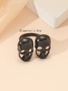 Macro de un anillo doble calavera negra estilo punk gótico con un diámetro de 1,8 cm