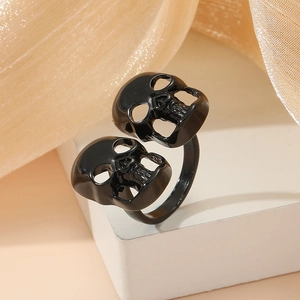 Anillo gótico negro de calavera doble con acabado brillante para estilo urbano