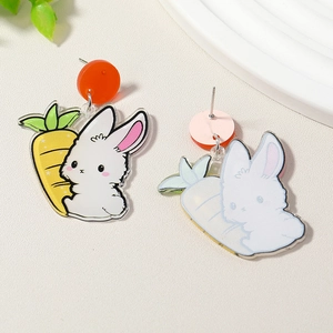Pasen acryl oorbellen met schattig wit konijn en gele wortel op beige ondergrond