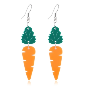 Boucles d'oreilles carotte en acrylique avec textures orange et feuilles vertes sur blanc