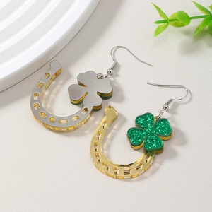Boucles d'oreilles asymétriques fer à cheval trèfle pour la Saint-Patrick pailletées