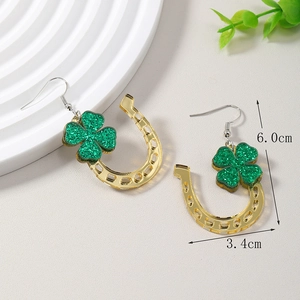 Boucles d'oreilles fer à cheval doré et trèfle vert à paillettes pour la St Patrick