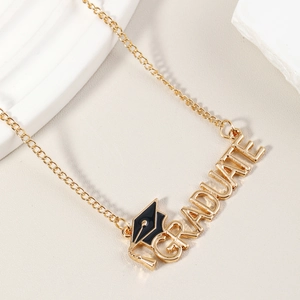 Minimalistische gouden afstudeerketting met zwarte afstudeerhoed en Graduate-belettering