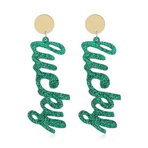 Sankt Patrick's Day grüne Glitzer Lucky Ohrringe mit Goldstecker auf weißem Hintergrund