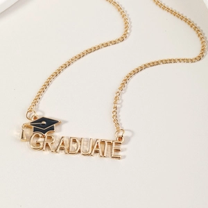 Gouden afstudeerketting met academische pet hanger en graduate belettering
