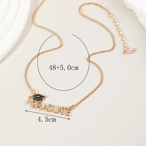 Gouden Graduate ketting met zwarte afstudeerhoed hanger op een witte minimalistische basis