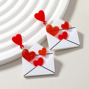 Boucles d'oreilles minimalistes enveloppe cœur en acrylique rouge et blanc élégantes