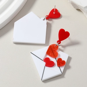Boucles d'oreilles asymétriques en acrylique avec motif enveloppe et cœur rouge et blanc