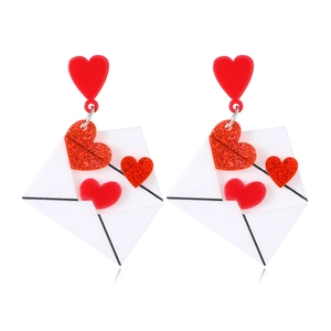 Boucles d'oreilles enveloppe avec cœurs rouges scintillants sur fond blanc pur