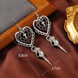 Boucles d'oreilles gothiques argentées avec croix cœur et crâne de corbeau
