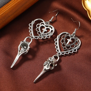 Boucles d'oreilles gothiques avec cœur creux, croix et crâne de corbeau pour Halloween