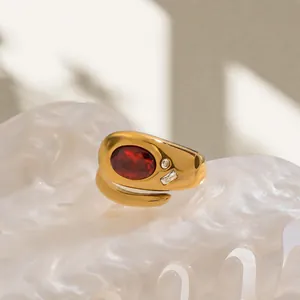 Anillo de serpiente bañado en oro 18K con gema roja ovalada y circonitas en base