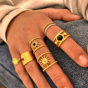Set di anelli boho retrò placcati in oro con pietre colorate e design totem sole
