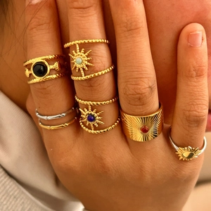 Anello in Acciaio Inossidabile Placcato Oro 18K Vintage per Donna Boho Simbolo del Sole Pietra Gemma Regolabile Gioielli
