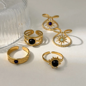 Dettagli di anelli vintage placcati in oro 18 carati con pietre preziose in malachite