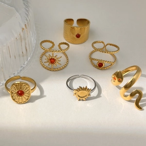 Set di anelli bohémien in acciaio inossidabile con pietre rosse e motivi sunburst