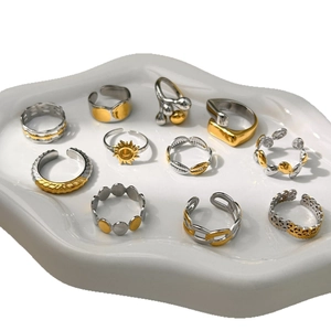 Set de 11 anillos bicolor de acero inoxidable con diseños geométricos y ajustables