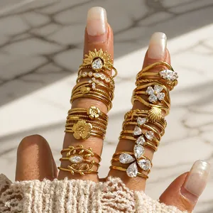 Set di anelli boho in acciaio al titanio dorato con zirconi e forme floreali