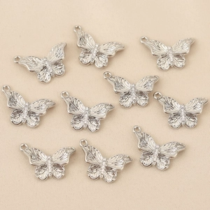 Détail de pendentifs papillon plaqués or 18k et ornés de pierres en zircon brillant