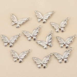 Vue détaillée de dix pendentifs papillon argentés avec zircons pour la création de bijoux