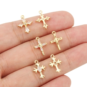 Sechs 18k vergoldete Kreuzanhänger mit Zirkonia-Inlays für DIY-Schmuckherstellung