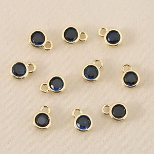 Makroaufnahme von 10 vergoldeten blauen Zirkon-Anhängern für DIY-Schmucksets