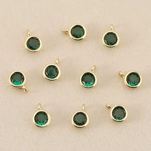 Dettaglio di 10 ciondoli in zircone verde placcati oro 18k per creazione di gioielli