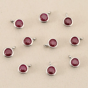 Set di 10 ciondoli a pietra portafortuna rossi tondi con montatura in argento per DIY
