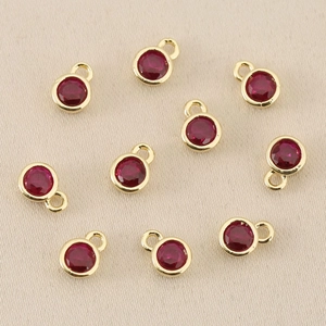 Detailansicht runder 18k vergoldeter Anhänger mit roten Zirkonia für DIY Schmuckdesign