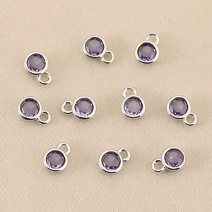 Detailansicht von 10 runden violetten Zirkonia-Anhängern mit silberner Fassung für DIY-Schmuck