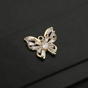 Pendentif papillon raffiné en cuivre doré serti de zircons cubiques étincelants