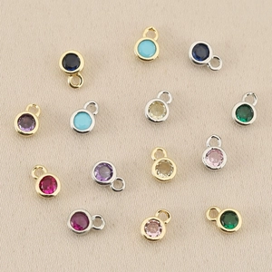 Makroansicht bunter Zirkonia-Anhänger mit Gold- und Silberrahmen für DIY-Schmuck