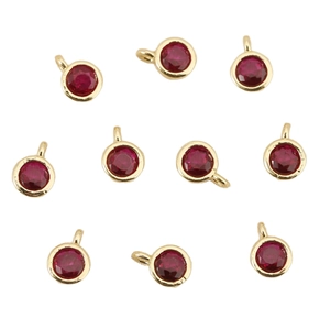 Set di dieci ciondoli tondi in ottone placcato oro 18k con cristalli di zircone rosso sfaccettati