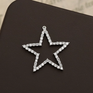 Détail macro du pendentif étoile plaqué or 18K avec micro-pavage de zircons blancs