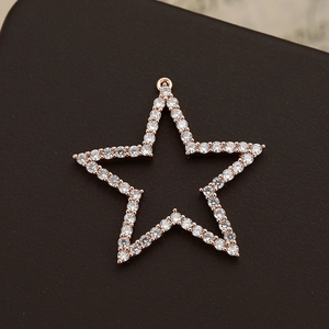 Pendentif étoile doré 18 carats serti de zircons blancs sur fond en cuir sombre