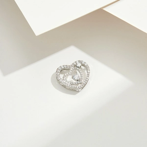 Ciondolo doppia anima in argento con zirconi su base geometrica in stile minimalista