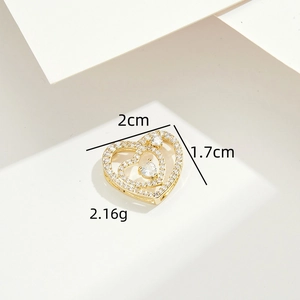 Pendaglio a cuore dorato con cristalli pavé e pietra centrale su sfondo bianco pulito