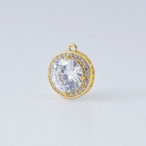 Vue macro d'un pendentif rond plaqué or 18k avec zircon cubique serti pour bijoux DIY