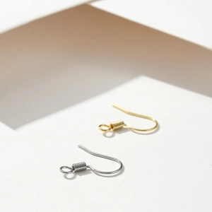 Detalle macro de ganchos para pendientes bañados en oro de 18K en oro y plata para joyería DIY