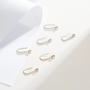 Detalle de ganchos para pendientes bañados en oro de 18k con circonitas incrustadas