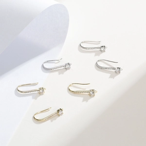 Vista macro de pendientes de gancho en oro de 18k y plata con circonitas cuadradas